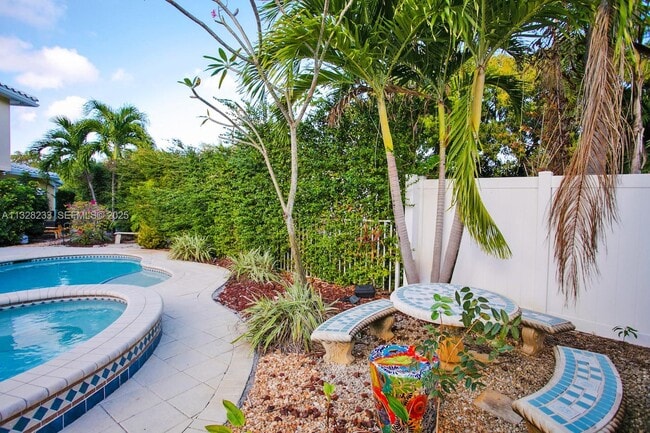 property at 809 S 17th Ave