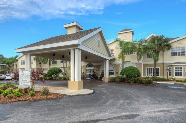 Aston Gardens At The Courtyards Senior Living in Sun City Center, FL - Foto de edificio