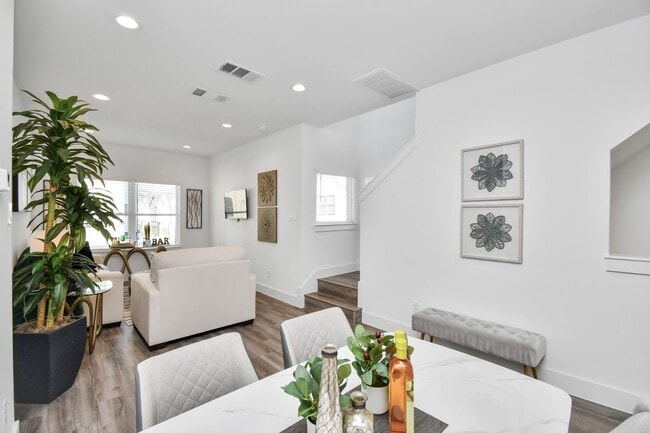 property at 2007 Laverne Holw Ln