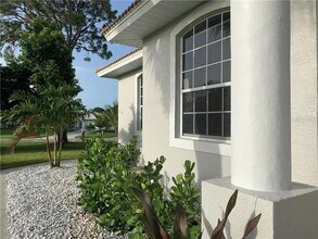 2301 Goya Dr in Nokomis, FL - Foto de edificio - Building Photo