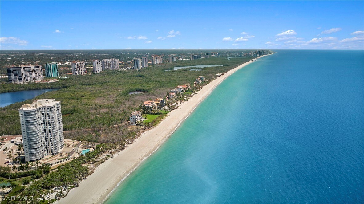 8111 Bay Colony Dr in Naples, FL - Building Photo