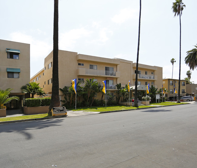 Hancock Park Towers in Los Angeles, CA - Building Photo - Building Photo