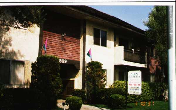 JKP Apartments in Tarzana, CA - Foto de edificio - Building Photo