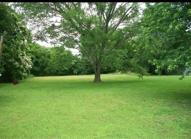 406 S Hubbard Ave. in Omaha, TX - Foto de edificio - Building Photo