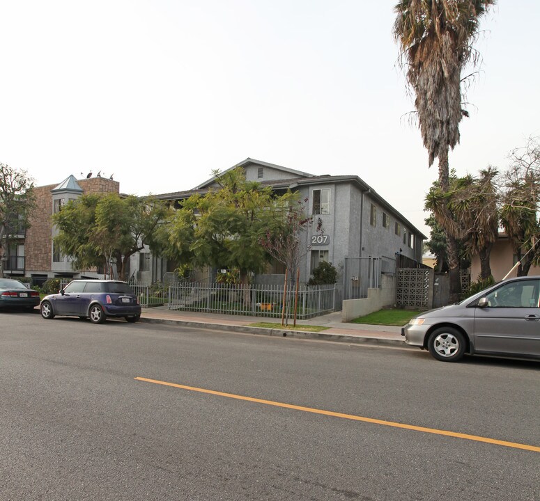 207 W Verdugo Ave in Burbank, CA - Building Photo