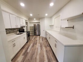 126 NW 8th Ave in Hallandale Beach, FL - Building Photo