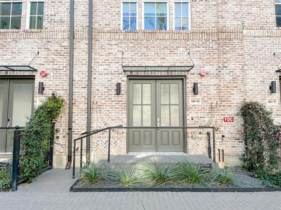 1411 Town Creek Dr in Austin, TX - Building Photo