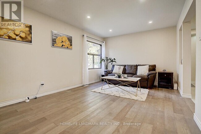 49 Grenbeck Dr in Toronto, ON - Building Photo - Building Photo