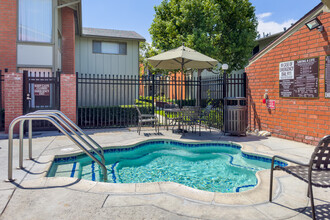 Tustin Village Apartments in Tustin, CA - Foto de edificio - Building Photo