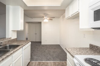 Nutwood Park Apartments in Anaheim, CA - Foto de edificio - Interior Photo