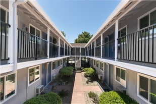 Huntington Apartments in Sacramento, CA - Building Photo
