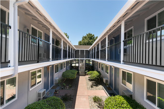 Huntington Apartments in Sacramento, CA - Building Photo - Building Photo