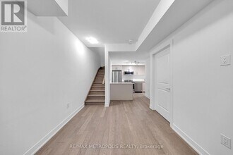 1115 Douglas McCurdy Cmn in Mississauga, ON - Building Photo - Building Photo