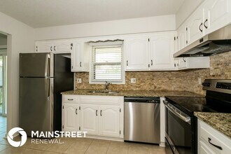 6924 NW Pleasant View Dr in Parkville, MO - Foto de edificio - Building Photo