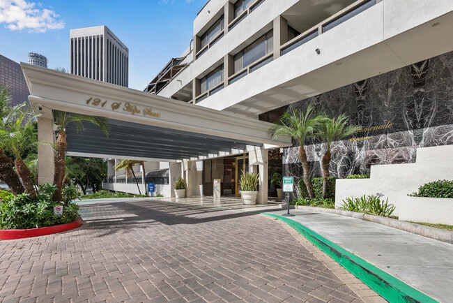 121 S Hope St, Unit 435 in Los Angeles, CA - Building Photo - Building Photo