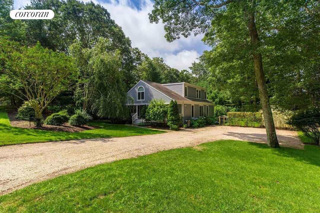 24 Tansey Ln in Bridgehampton, NY - Building Photo