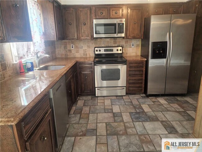 28 Piccadilly Circus St in Sayreville, NJ - Building Photo - Building Photo