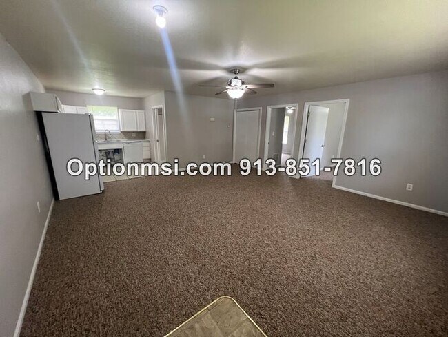 1005 Locust St in Harrisonville, MO - Building Photo - Building Photo