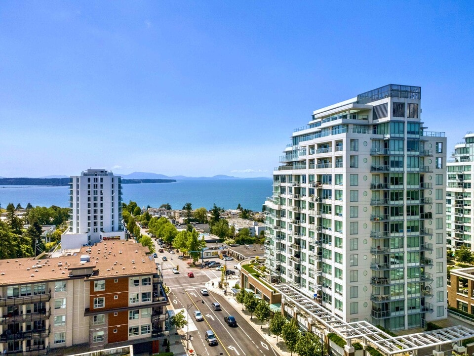 1441 Johnston Rd in White Rock, BC - Building Photo