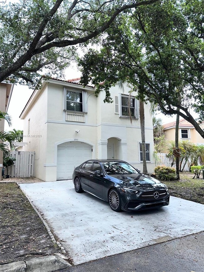 3945 Fern Forest Rd in Hollywood, FL - Building Photo - Building Photo
