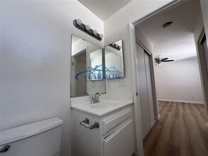 961 W 1st St in San Pedro, CA - Foto de edificio - Building Photo