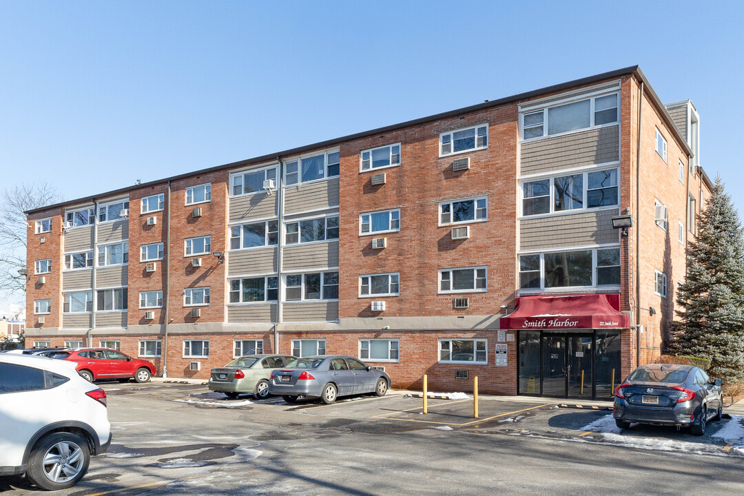 Smith Harbor in Freeport, NY - Building Photo