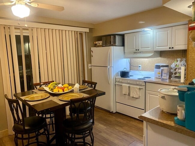 property at 571 Boxwood Dr