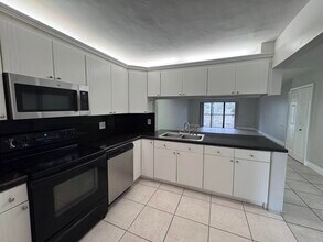 193 Lakeview Dr in Weston, FL - Building Photo - Building Photo
