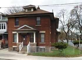 1059 College St in Toronto, ON - Building Photo