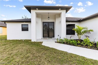 456 Mercedes Ct in Lehigh Acres, FL - Foto de edificio - Building Photo