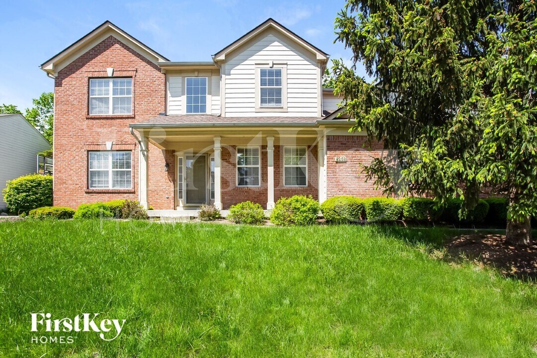 8258 Morel Dr in Indianapolis, IN - Foto de edificio