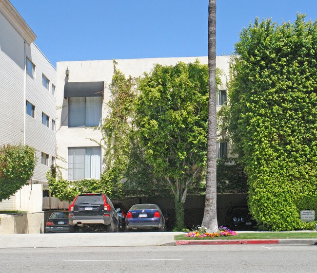 220 N Crescent Dr in Beverly Hills, CA - Building Photo - Building Photo