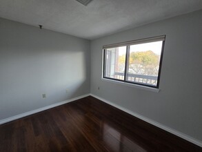 90 Quincy Shore Dr, Unit 221 in Quincy, MA - Building Photo - Building Photo