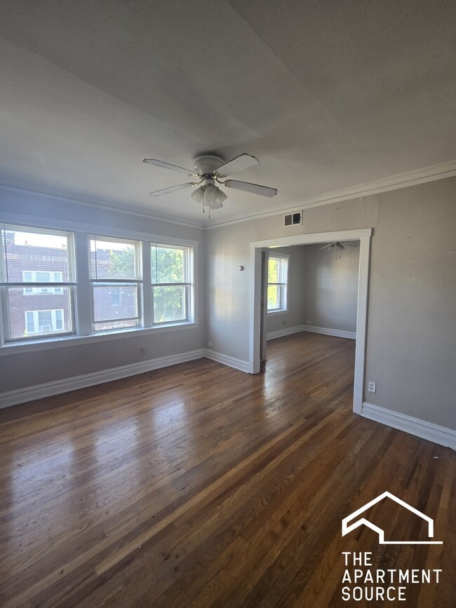 3052 W Berteau Ave
