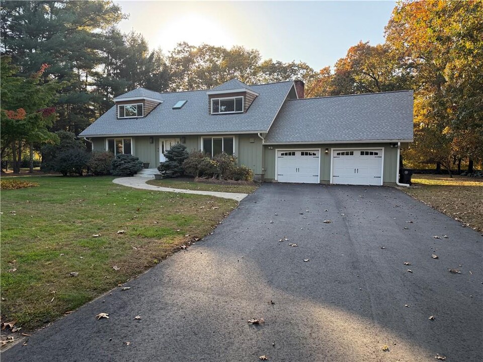 26 Gilbert Stuart Dr in East Greenwich, RI - Building Photo