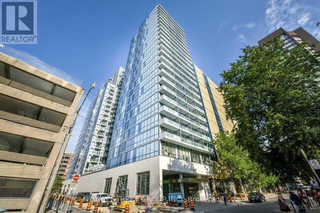 210-210 Simcoe St