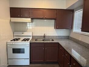4360 Twin View Cir in Las Vegas, NV - Building Photo - Building Photo