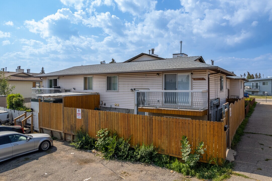 1404 43 St SE in Calgary, AB - Building Photo