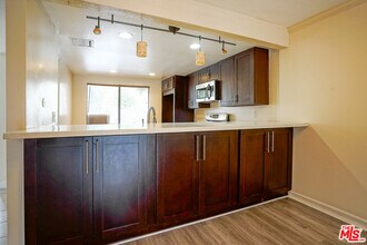 5760 Owensmouth Ave in Los Angeles, CA - Building Photo - Building Photo