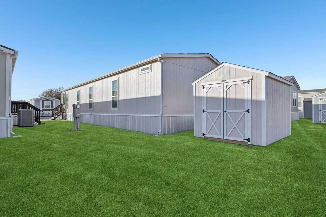 1611 American Dr in Cleburne, TX - Building Photo