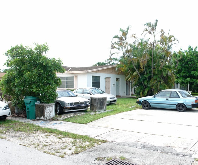 2420 NE 188th St in Miami, FL - Foto de edificio - Building Photo