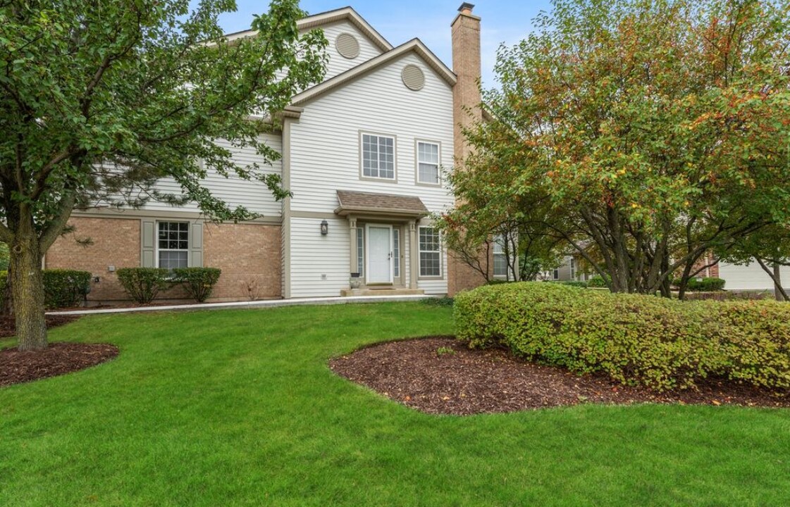 5475 McDonough Rd in Hoffman Estates, IL - Building Photo