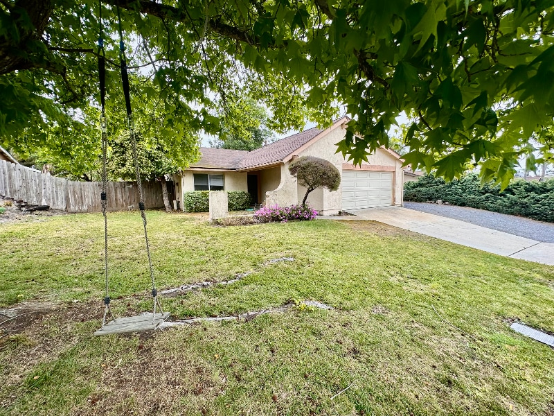 1210 Caren Rd in Vista, CA - Building Photo