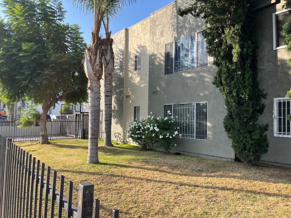 241 W Imperial Hwy in Los Angeles, CA - Building Photo