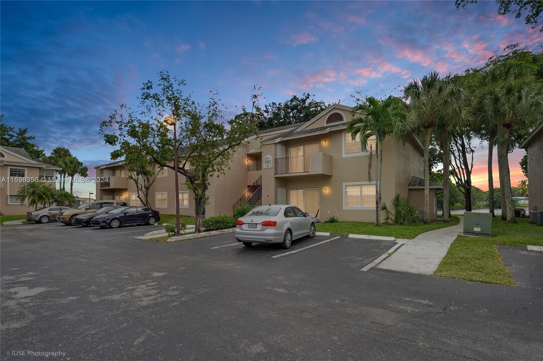 1851 NW 96th Terrace in Pembroke Pines, FL - Foto de edificio