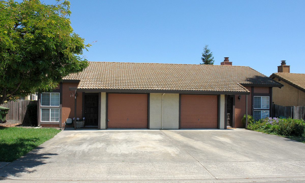 105 Bond Ave in Petaluma, CA - Building Photo