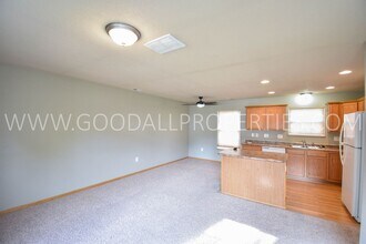 1125 Flagstone Ln in Pleasant Hill, IA - Building Photo - Building Photo