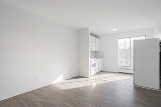 8877 Lajeunesse Rue in Montréal, QC - Building Photo - Building Photo