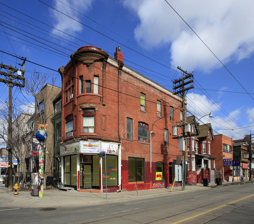 594 Dundas St W in Toronto, ON - Building Photo