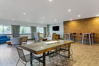 Woodland Commons in Bellevue, WA - Foto de edificio - Building Photo